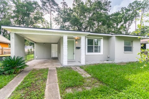 The Screened Patio Getaway – Perfect for Extended Stays