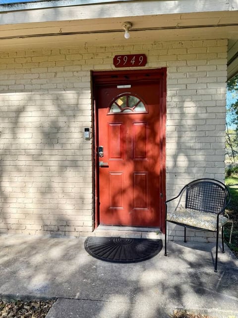 Quiet apt near I-10