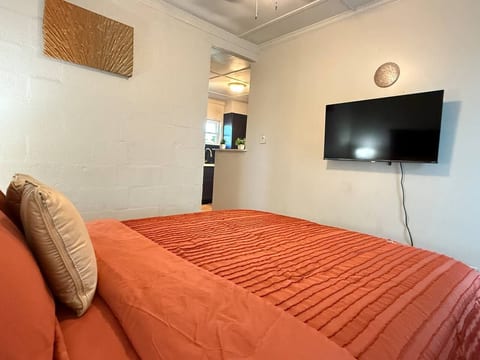 Quiet apt near I-10