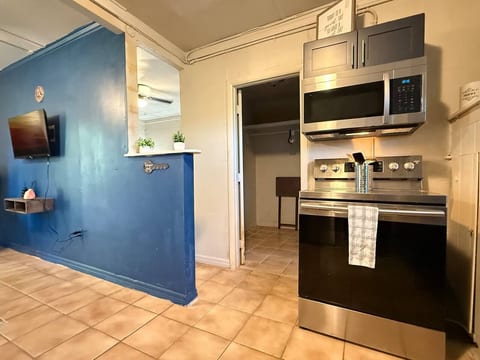 Quiet apt near I-10