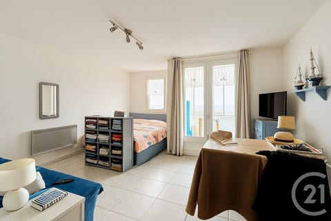 Sea View Apartment, Direct Beach Access image 3