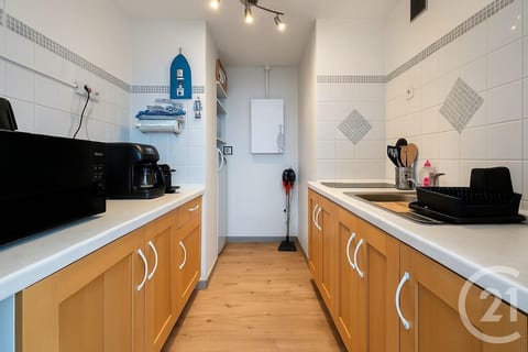Sea View Apartment, Direct Beach Access image 5