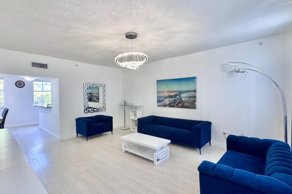 Sunny Townhome Near Ocean – Walk to Sand in 5 min! - Holiday Home - Hallandale Beach