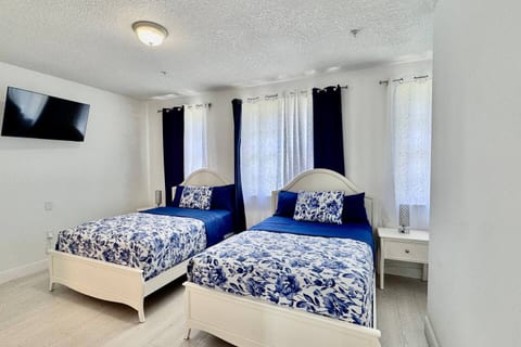Sunny Townhome Near Ocean – Walk to Sand in 5 min! - Holiday Home