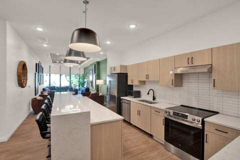 1BR Downtown Suite | Pool, Gym & Workspace