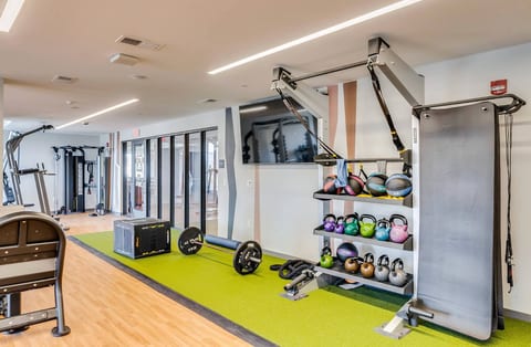 1BR Downtown Suite | Pool, Gym & Workspace