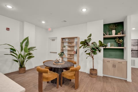 Cozy Sunlit 1BR | OTR | Pool, Gym, Workstation