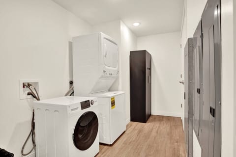Cozy Sunlit 1BR | OTR | Pool, Gym, Workstation