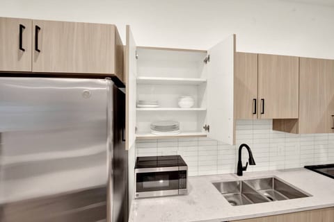 Cozy Sunlit 1BR | OTR | Pool, Gym, Workstation