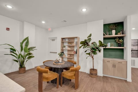 Brand new Stylish 7BR OTR Apt, GYM, POOL