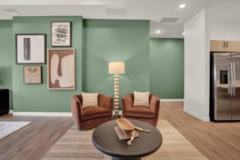 Brand new Stylish 7BR OTR Apt, GYM, POOL