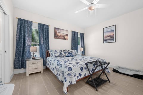 “Nothing says vacation like a comfy king‑size bed. The main bedroom also features a smart TV and a gorgeous ensuite for added comfort.