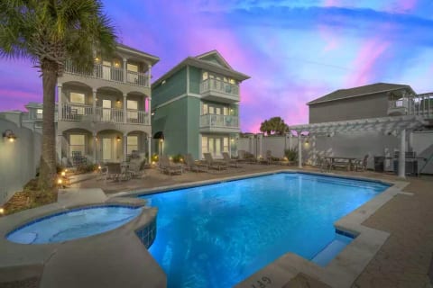3 BR w/ Loft, Pool & VIEWS! New Listing