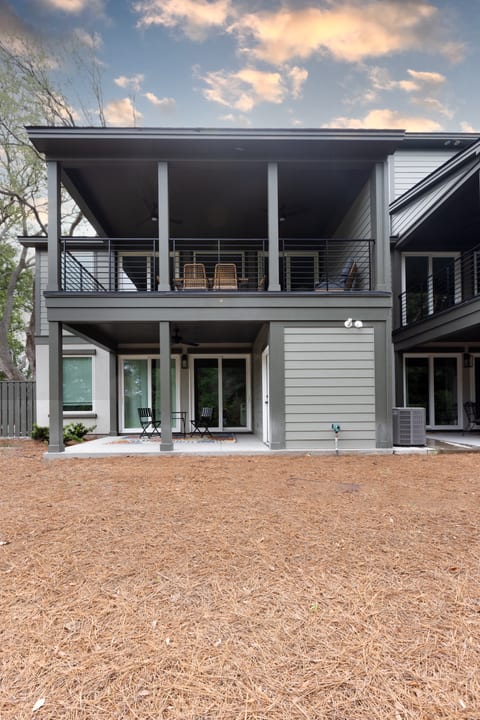 NEW, 2 bedroom; 2.5 Bath;WALK To BEACH