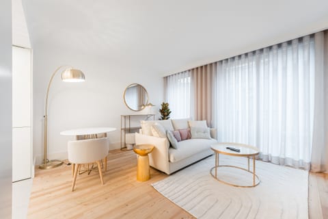 Bonjardim Luxury Suit by Bolhão Market