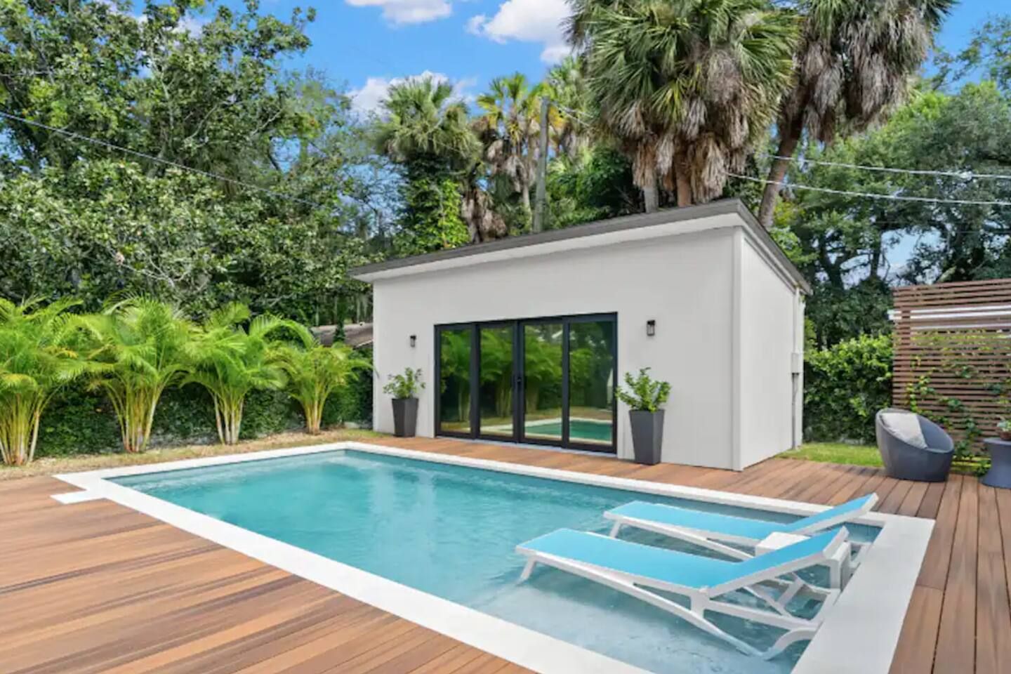 The guest house is only rented when the main house is vacant. You will have the pool to yourself!