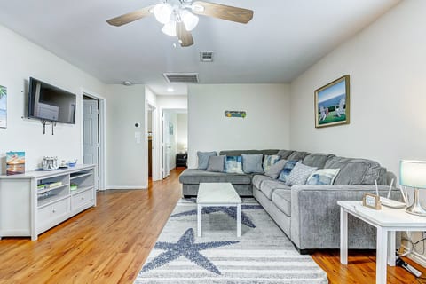Crystal Beach Gem: Steps to Sand & Sea Breeze