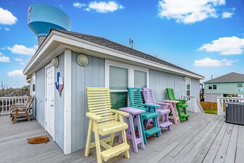 Crystal Beach Gem: Steps to Sand & Sea Breeze