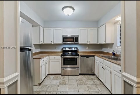 2 bedroom 2 bath 4 min drive to beach