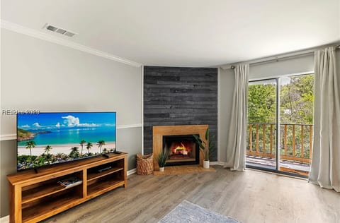 2 bedroom 2 bath 4 min drive to beach