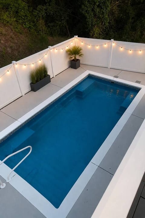 Par4Coast ~ Heated Pool ~ Walk to Beach Sleeps 10