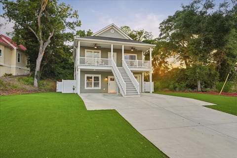 Par4Coast ~ Heated Pool ~ Walk to Beach Sleeps 10