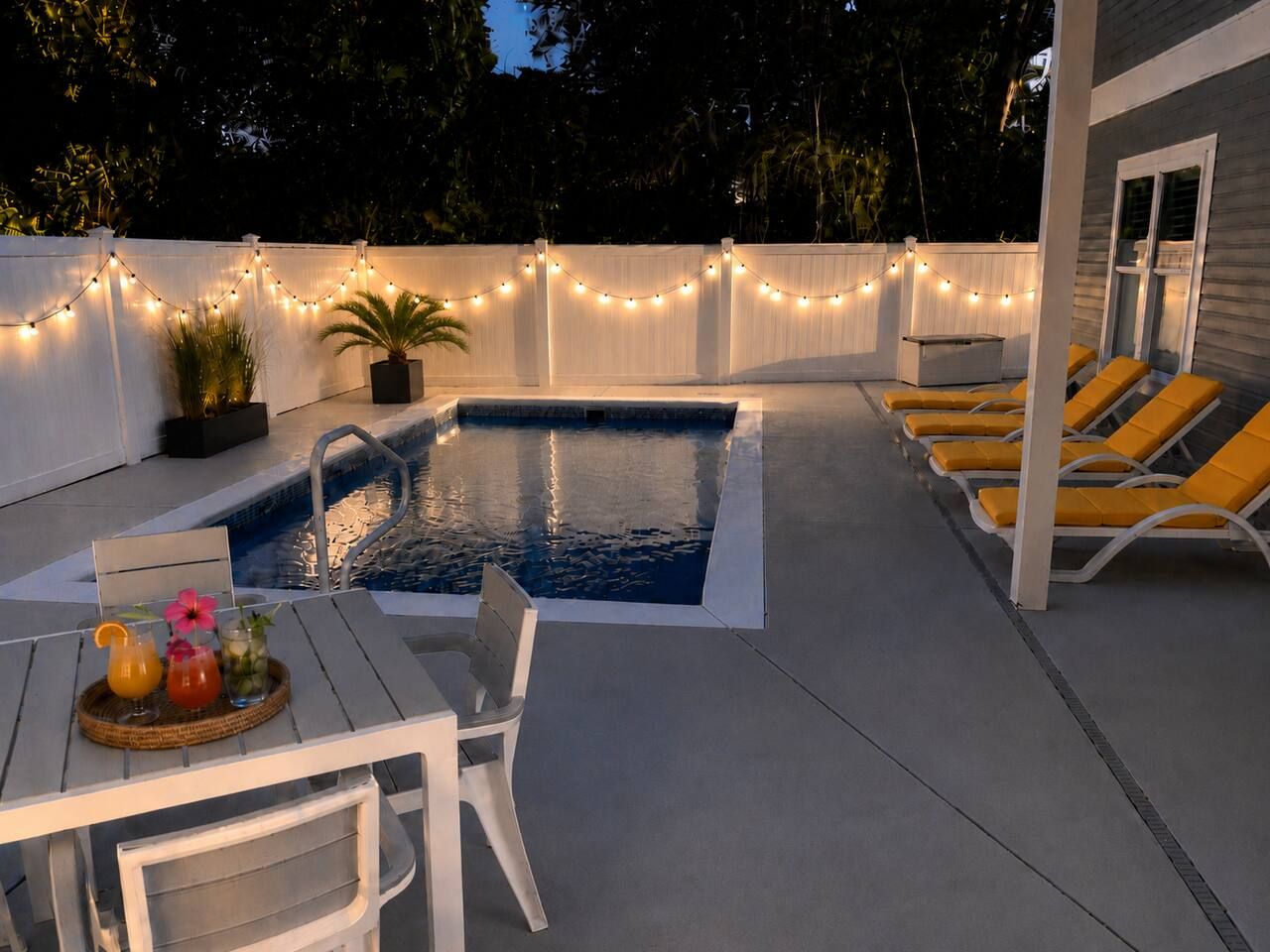 Par4Coast ~ Heated Pool ~ Walk to Beach Sleeps 10