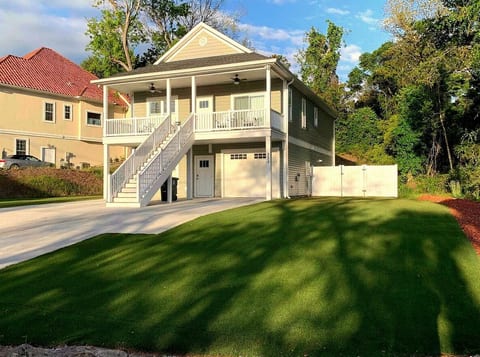 Par4Coast ~ Heated Pool ~ Walk to Beach Sleeps 10