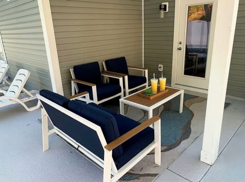 Par4Coast ~ Heated Pool ~ Walk to Beach Sleeps 10