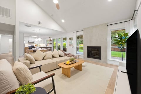 Modern Katy Retreat | Loft Theater | Extended stay