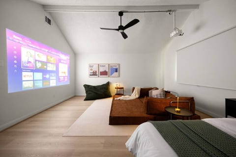 Modern Katy Retreat | Loft Theater | Extended stay