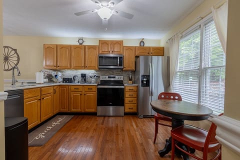 Watauga Lake Views — Hilltop Townhouse, Jet Tub image 3