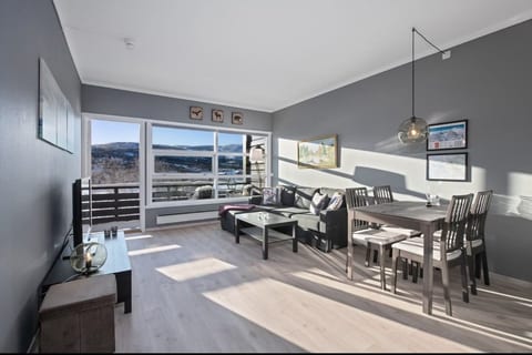Modern apartment in a fantastic location. image 1