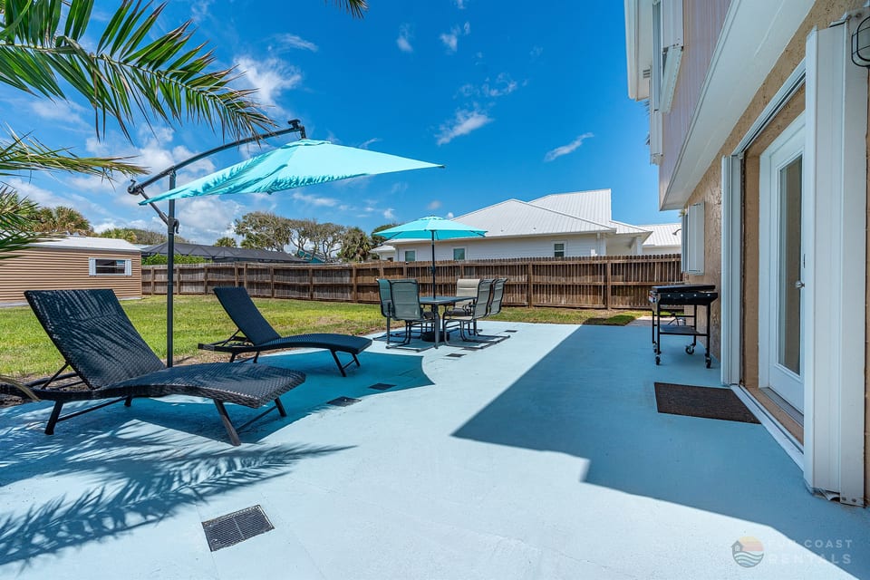 Spacious Open Air Patio with umbrellas and dining table!