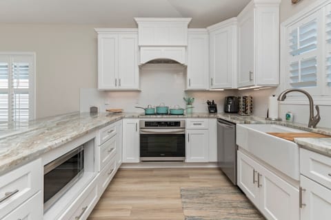 2 Homes, 18 Guests, 2 Pools, Golf Cart, Pets