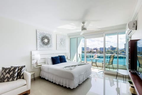 Bright Studio with Balcony & Hot Tub Access
