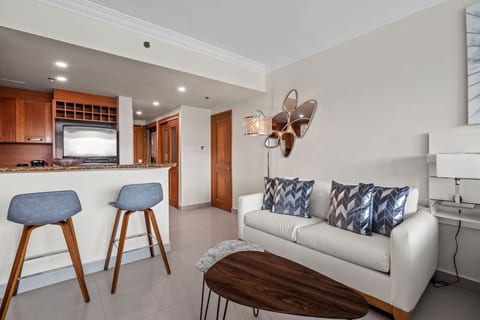 Bright Studio with Balcony & Hot Tub Access