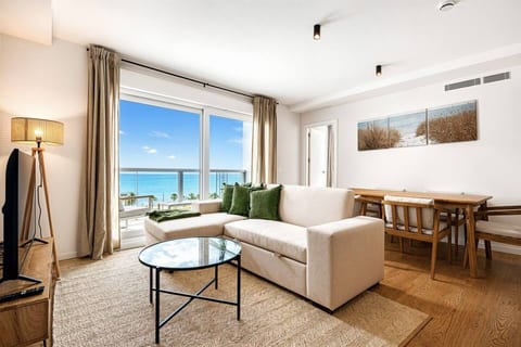 Sea View Apartment with Terrace - Calm