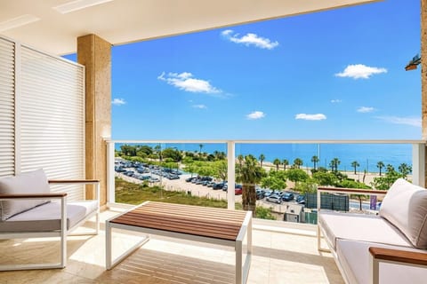 Sea View Apartment with Terrace - Calm