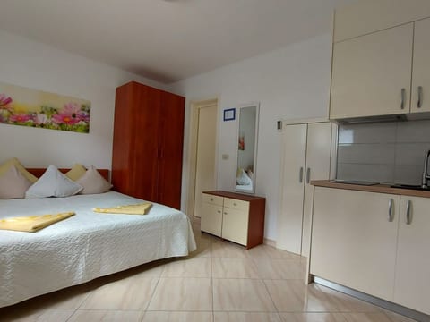 Helles Studioappartement mit großem Balkon