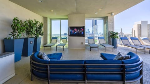 Luxury ALT Skyline 1BR Retreat image 5