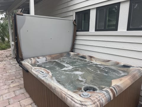 Bubbling hot tub 