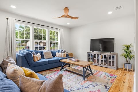 New! Cozy Girls Getaway | Pool + Spa Near Main