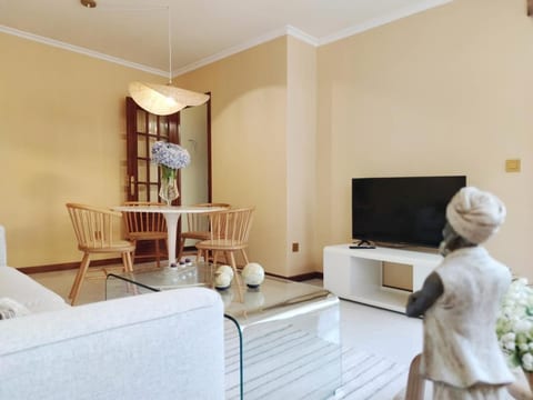 Stylish Beachside Apartment | Ocean Views, 380m from Silgar