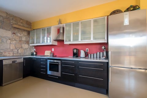 Modern open plan fully equipped kitchen