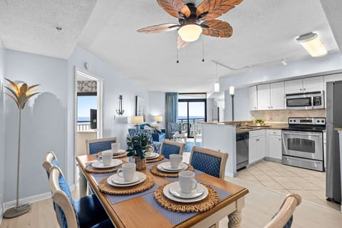Dining Area seats 6