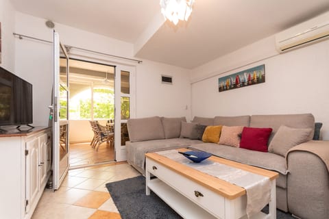 Apartments Slavica near beach - Unit 378821-13