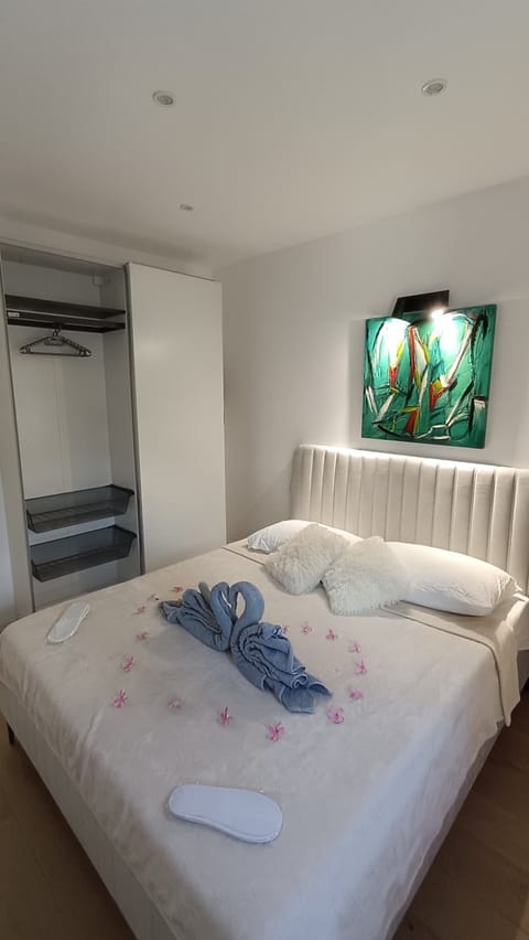 Bubble Oasis with private terrace, BBQ and parking