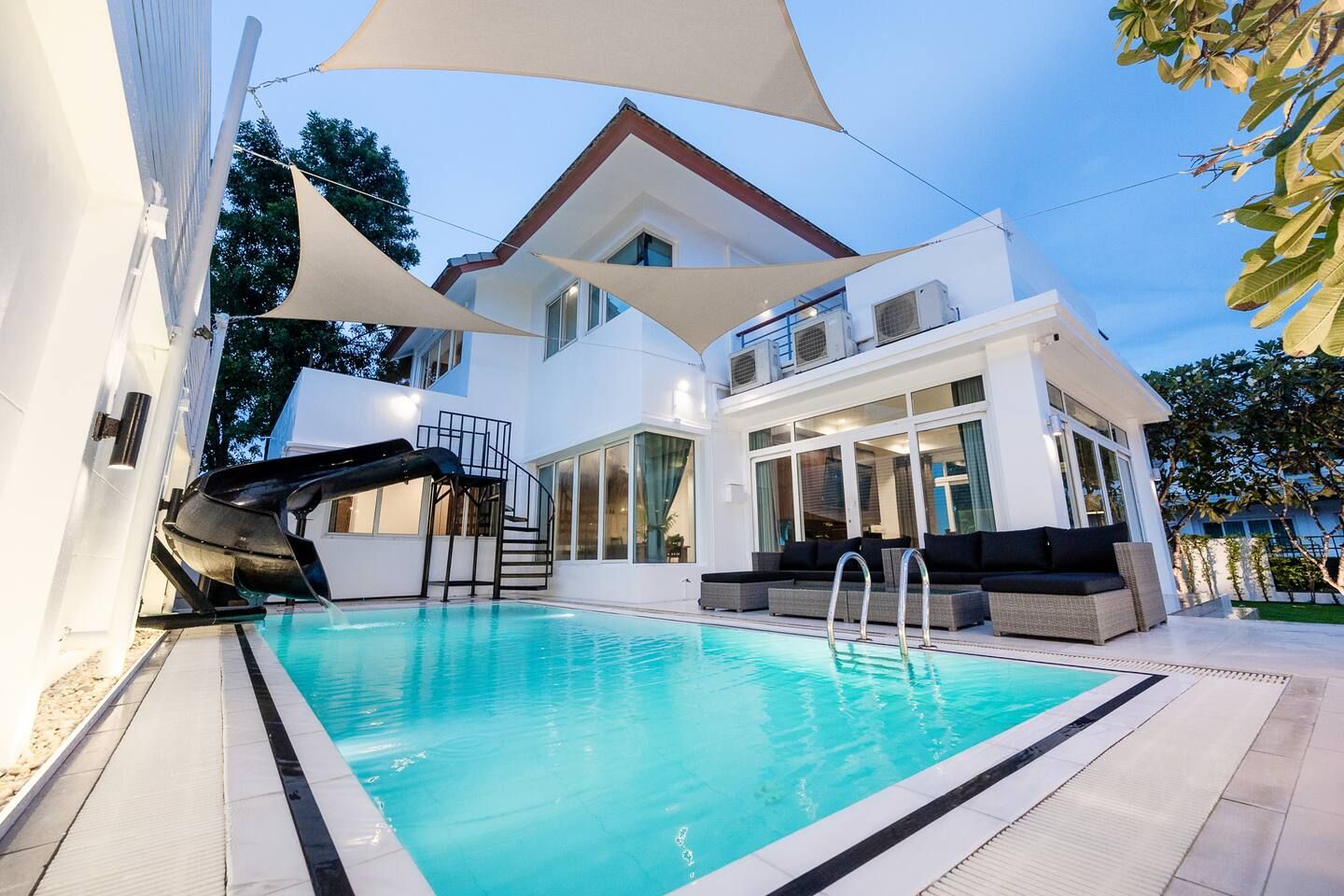 SeaBreeze Grand Pool Villa Pattaya