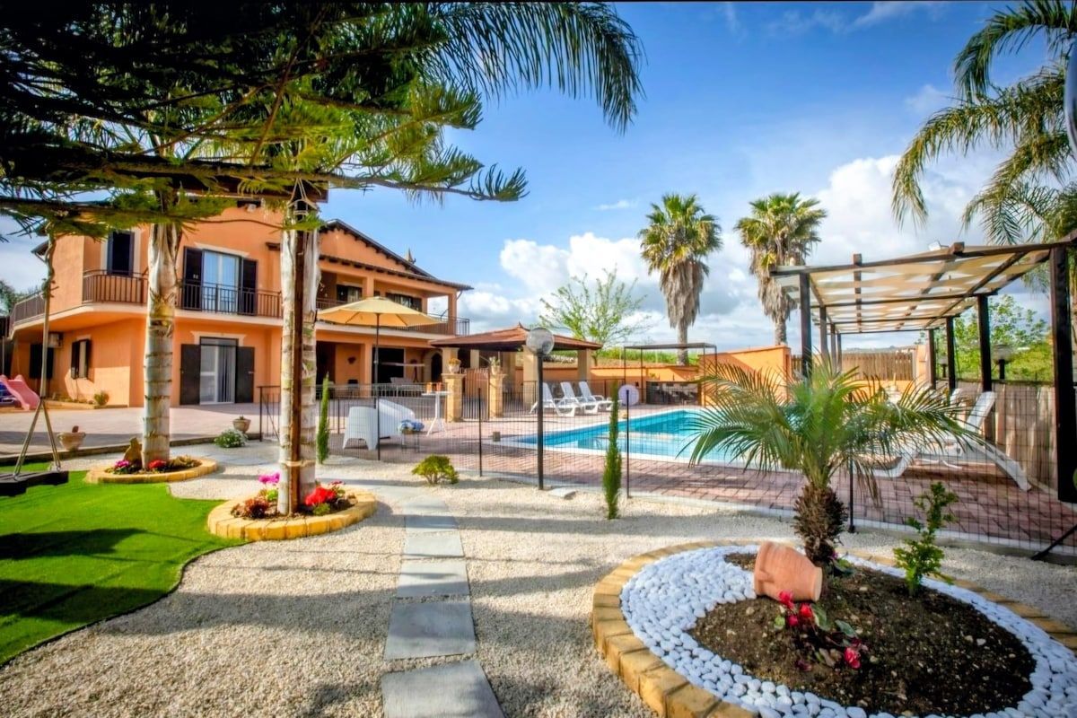 Villa Gioiosa, child friendly, fenced pool, aircon image 1
